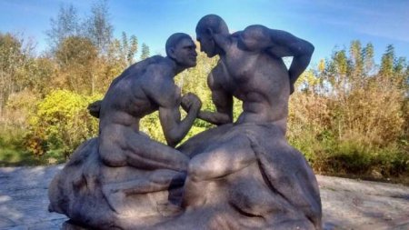Античные времена уже прошли: украинцев возмутил памятник голых братьев Клич ...