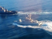Погранслужба России задержала три украинских военных катера, пытавшихся прорваться через Керченский пролив