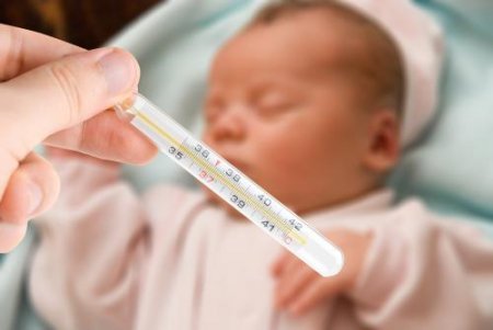 Материнская паника способна навредить ребенку больше температуры – педиатр