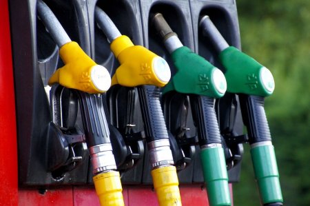 В правительстве объяснили, почему бензин не дешевеет вслед за нефтью