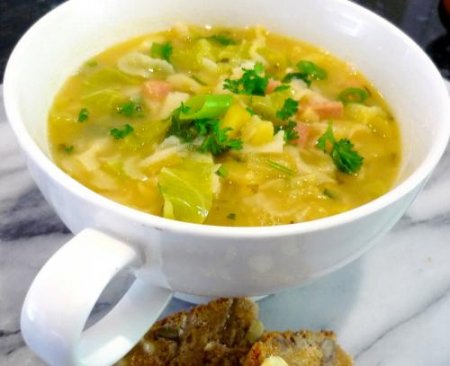 Диетологи: Капустной суп помогает быстро и эффективно похудеть