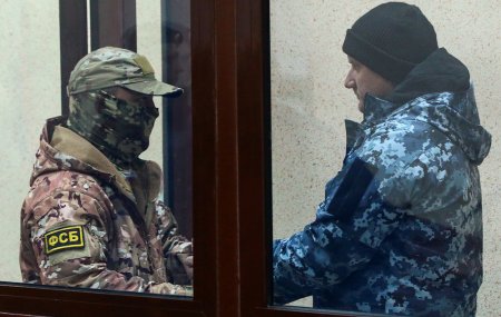 Суд арестовал всех 24 украинских моряков на 2 месяца за нарушение границы Р ...