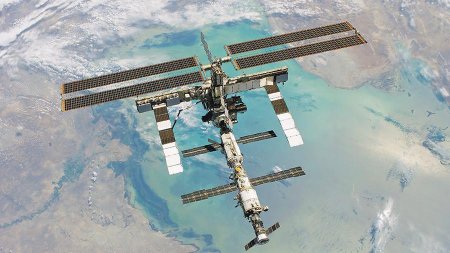 В открытом космосе: российские космонавты спасли Тони Старка