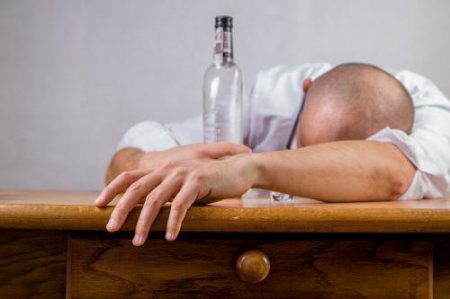 Врачи развеяли мифы о времени суток для приема алкоголя