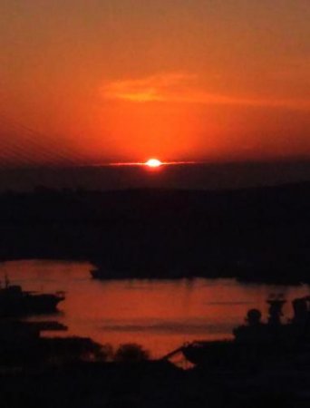 Свет померк: Рогатое Солнце не отразилось в воде, шокировав жителей Владивостока