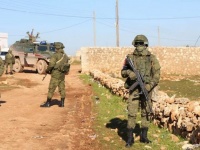Российская военная полиция патрулирует районы Манбиджа в километре от позиций боевиков