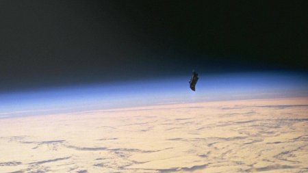 Зловещая тень на орбите: Камеры МКС засняли огромный корабль в опасной близости от Земли