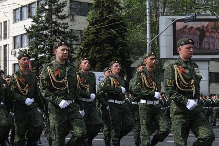 Марширующие по Крещатику бойцы ЛДНР испугали порохоботов