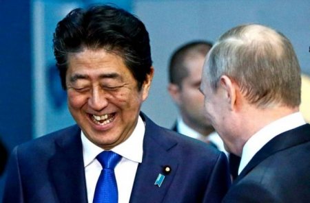 Премьер Японии раздал россиянам по иппону и кокам