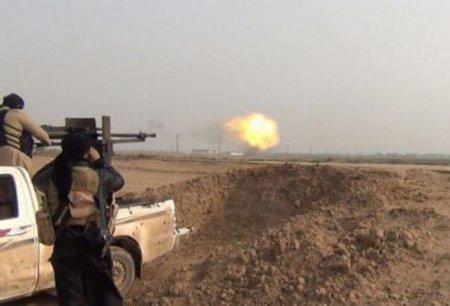 Боевики "Исламского государства" продолжают блокировать дорогу на востоке Сирии