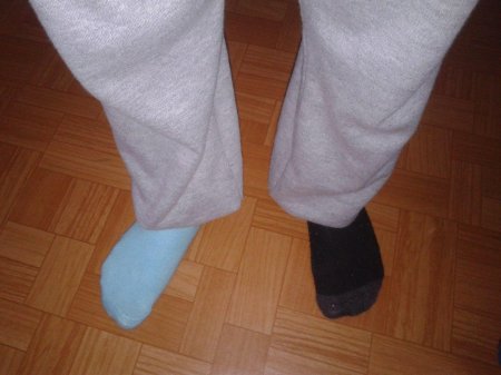 Один серый, второй белый: Можно ли носить носки разного цвета?