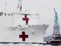 Плавучий госпиталь ВМС США USNS Comfort прибывает в Нью-Йорк, где каждые 9,5 минут умирает один зараженный коронавирусом