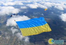 В небе под Киевом военный парашютист порадовал страну очередным рекордом