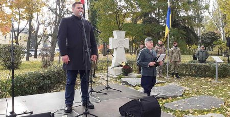 В Киеве установили памятник Степану Бандере