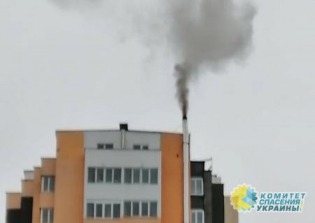 Жители киевской многоэтажки отапливают свои квартиры дровами
