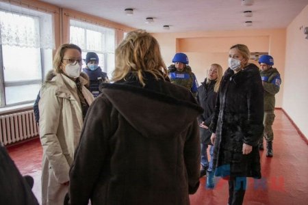 Координатор от ОБСЕ пришла в ужас от увиденного в обстреливаемой ВСУ школе в Золотом-5
