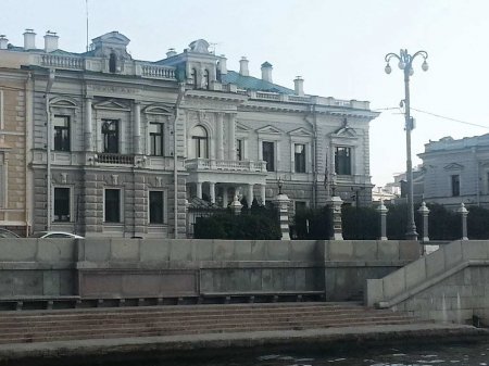 Посольство Британии «переехало» на площадь ЛНР