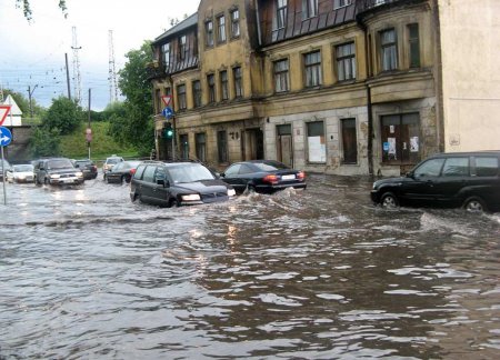 Потоп в Одессе: ливень превратил улицы города в каналы (ВИДЕО)