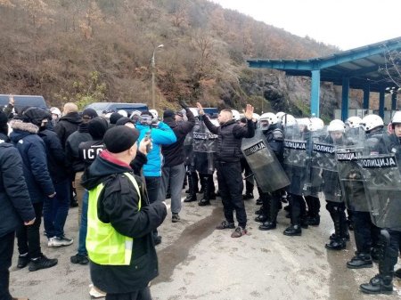 Сербы прорвали первую линию кордона косовских боевиков-полицаев на КПП «Ярина» (ФОТО, ВИДЕО)