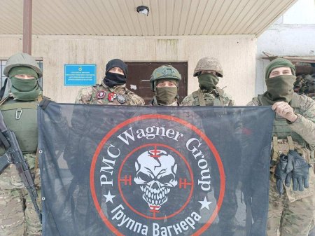 Бойцы ЧВК «Вагнер» установили флаг в Артёмовске (ВИДЕО)