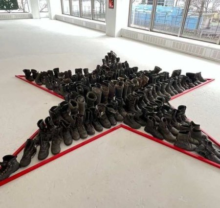 Сатанинская выставка с обувью погибших российских военных в Нью-Йорке (ФОТО)