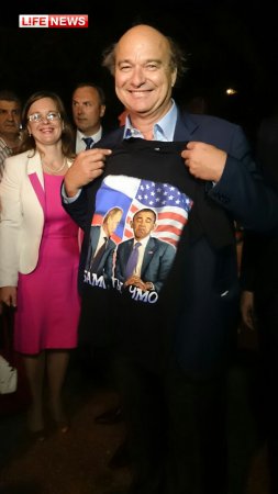 Французский сенатор купил в Крыму футболку с надписью «Обама, ты чмо»