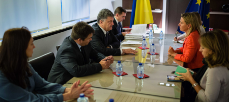 Порошенко обсудил с Могерини условия продления и усиления санкций против России