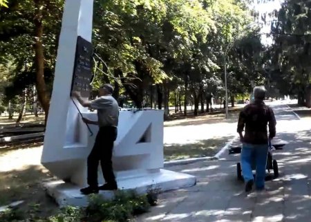 В Харькове на Аллее Славы демонтировали памятные доски солдатам, защищавшим город от германско-фашистских захватчиков