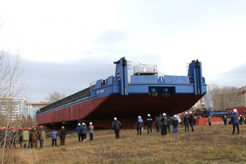 На Красноярской судоверфи спустили на воду очередное несамоходное судно