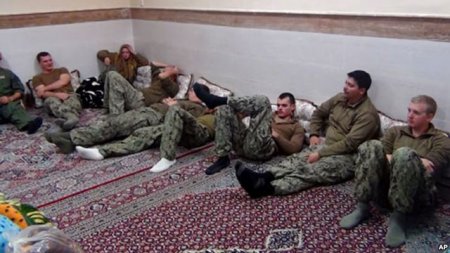 Госдеп назвал "неподобающим" обращение Ирана с американскими моряками