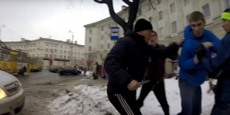 В Петрозаводске водитель ударил ножом активиста "Стопхама"