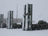 Боевые расчеты ЗРК С-400 "Триумф" заступили на боевое дежурство в Западной Сибири