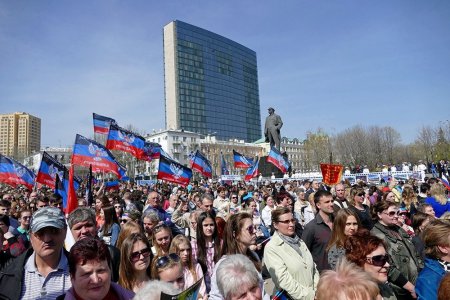 Тысячи человек празднуют в Донецке годовщину провозглашения ДНР