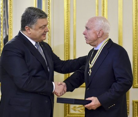 Порошенко наградил Маккейна высшим орденом Украины — сенатор лично прилетел ...
