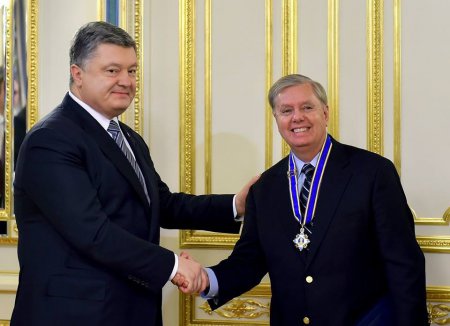 Порошенко наградил Маккейна высшим орденом Украины — сенатор лично прилетел в Киев за цацкой