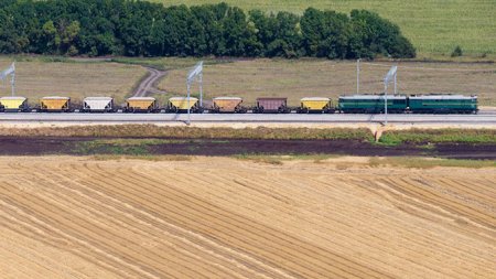 «Грузовые поезда начали курсировать по железной дороге в обход Украины» Тра ...