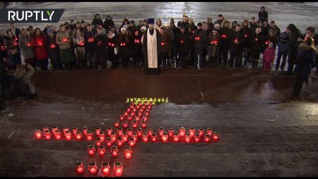 Возле Храма Христа Спасителя выложили крест из 71 лампады в память о погибших в крушении Ан-148