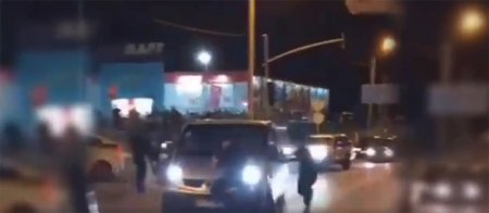 Опубликовано видео того, как дрифтер протащил полицейского на капоте