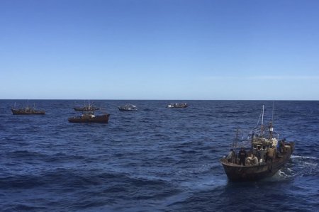 Российские пограничники задержали три шхуны и мотоботы с 262 рыбаками из КНДР