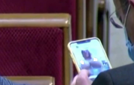 В Верховной Раде ни для без эротики: депутат рассматривал обнаженную грудь и попал в прямой эфир