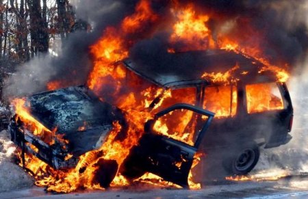 Донецк под ударом ВСУ: пылают машины (ВИДЕО)