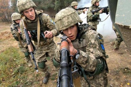 Украинский боевик в Артёмовске ищет «предателей» (ВИДЕО)